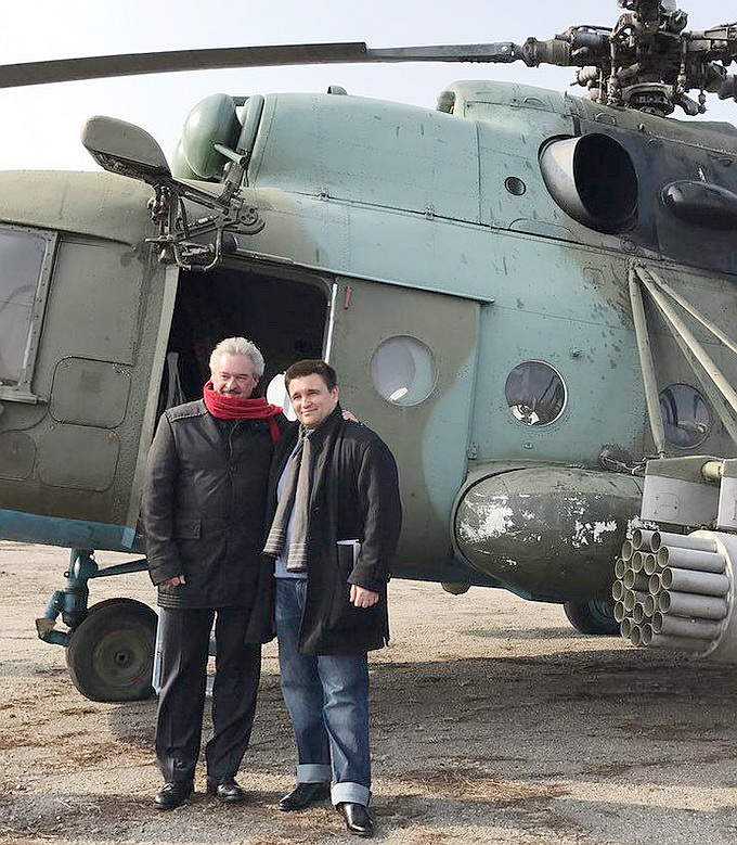 Родовое проклятие: Глава МИД Украины вновь вышел на публику в нелепом наряде Родовое проклятие: Глава МИД Украины вновь вышел на публику в нелепом наряде