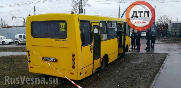 В Киеве вооруженный мужчина угнал маршрутку (ФОТО)