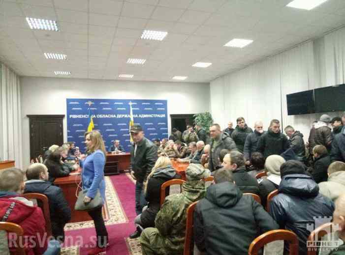 «Блокадный майдан» набирает обороты: Ровенскую ОГА пикетируют сотни людей — ПРЯМАЯ ТРАНСЛЯЦИЯ. Смотрите и комментируйте с «Русской весной» (+ФОТО)