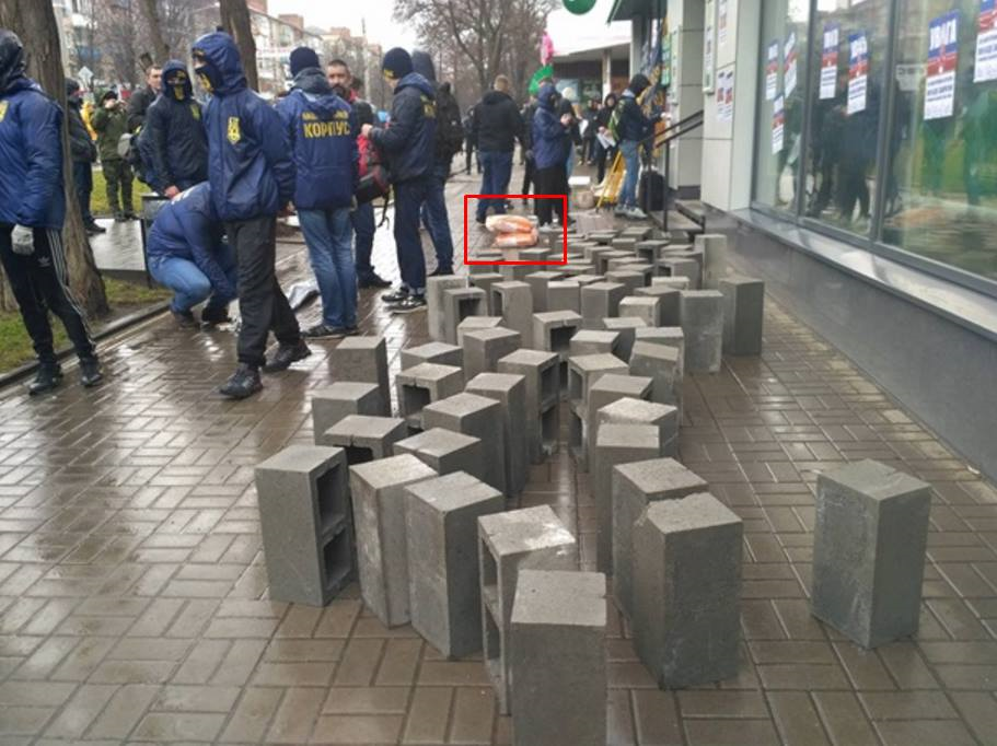 Националистов поймали на «зраде»: в Краматорске они замуровали российский «Сбербанк» российским цементом 