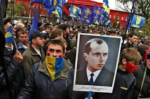 В заложниках у бандеровцев: Почему выкуп памятника Суворову – это ошибка 