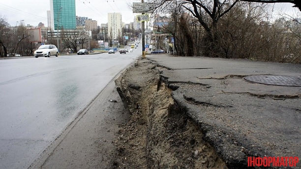 В Киеве может рухнуть еще один мост — опубликованы фото 