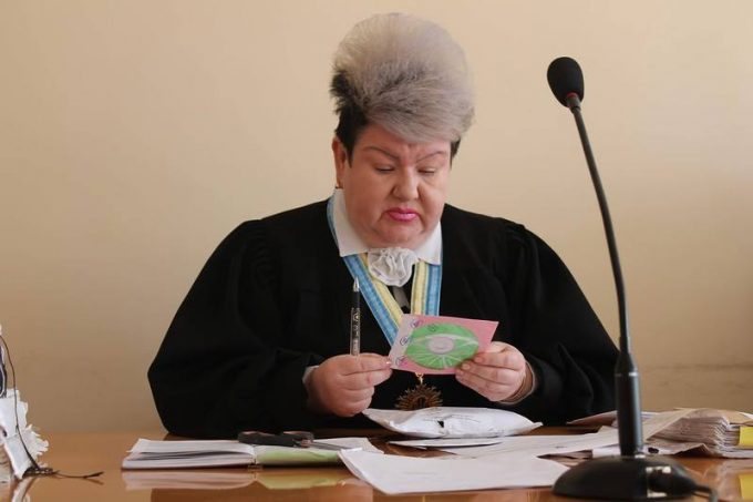 Сеть «порвала» фотография судьи с Западной Украины 
