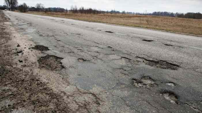 Официально: дороги в России будут чинить в два раза реже
