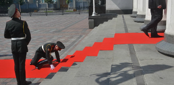 На Украине требуют довести декоммунизацию до конца и ликвидировать красные ковровые дорожки 