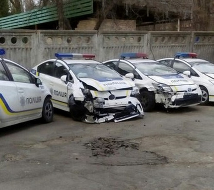 Полиция разбилась. Приус Украина полиция разбитые. Разбитые полицейские машины. Полиция Украины автомобили. Разбитая Полицейская машина.