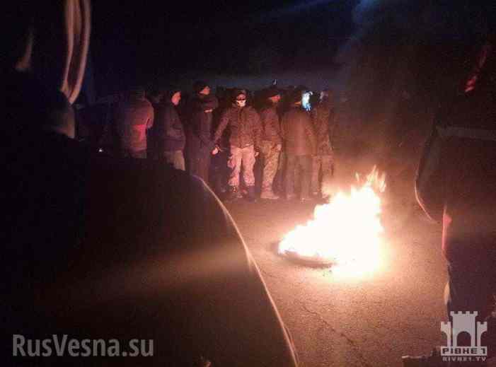 «Блокадный майдан» набирает обороты: Ровенскую ОГА пикетируют сотни людей — ПРЯМАЯ ТРАНСЛЯЦИЯ. Смотрите и комментируйте с «Русской весной» (+ФОТО)