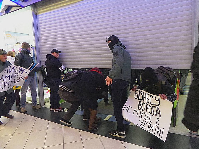 Боевики в Киеве требовали закрыть торговый центр – собственник работает в российском Крыму 