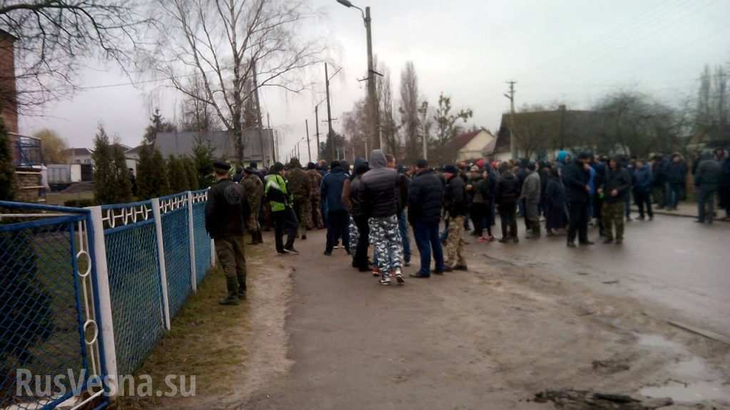 Новый очаг «сепаратизма»: в Ровенской области жители блокируют полицию и обещают устроить «второй Донецк» (ФОТО)