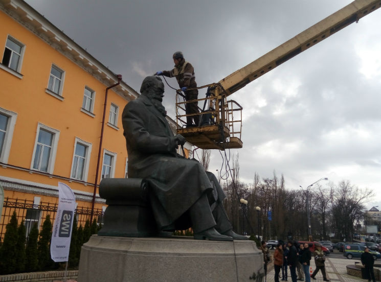 В Киеве отмыли от грязи первого президента Украины В Киеве отмыли от грязи первого президента Украины