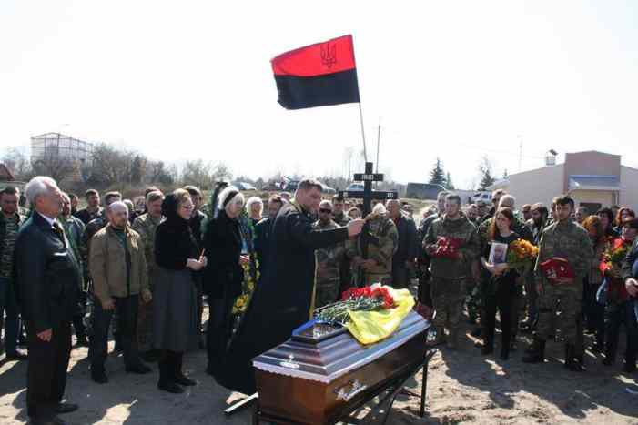 Боевика «Правого сектора» похоронили в Киеве под бандеровским флагом 