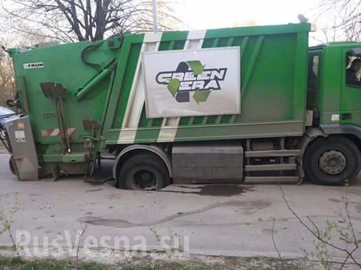 Во Львове грузовик с мусором «самозахоронился» прямо на дороге (ФОТО)