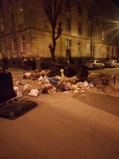 Львов в шоке: не успели очистить город от мусора, как агенты Путина снова разбросали его на улицах 