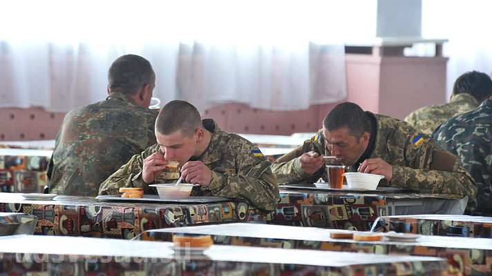 Оставшиеся без продовольствия военнослужащие ВСУ вынуждены питаться за свой счет