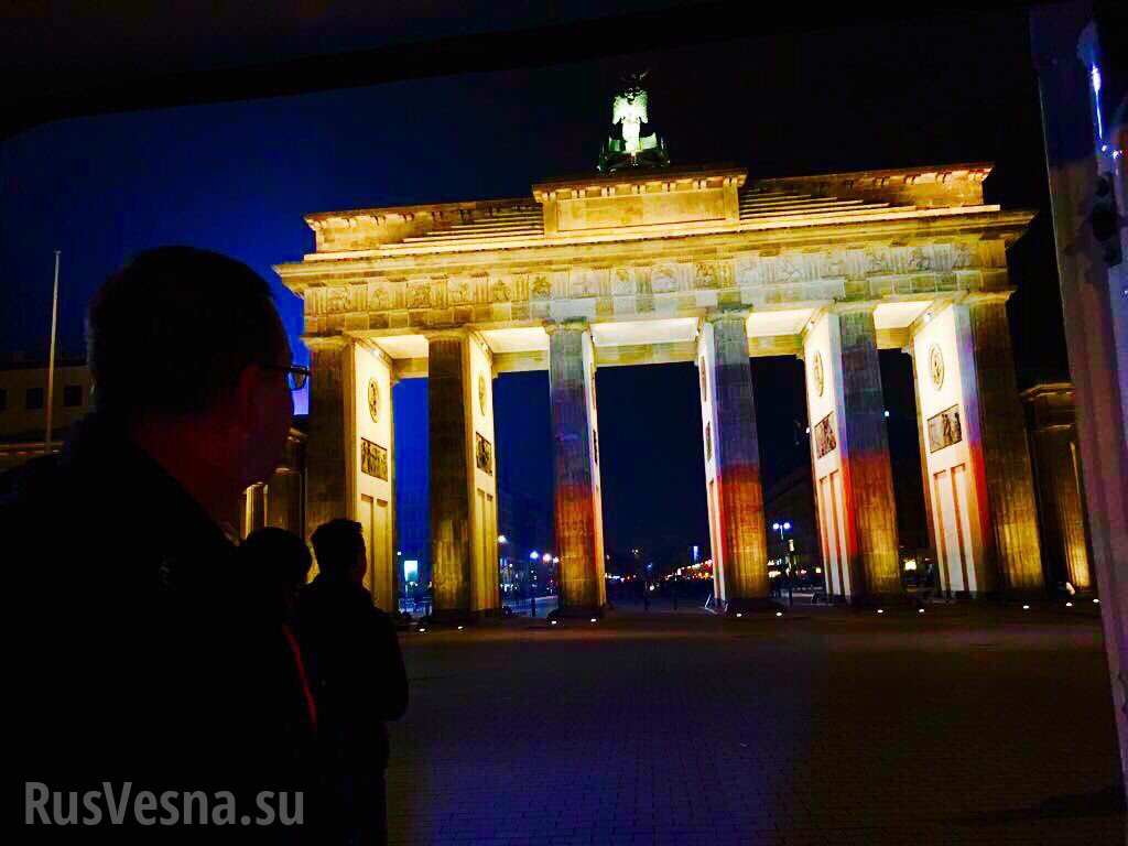 Бранденбургские ворота подсветили в цвета российского флага, несмотря на решение властей (ВИДЕО)