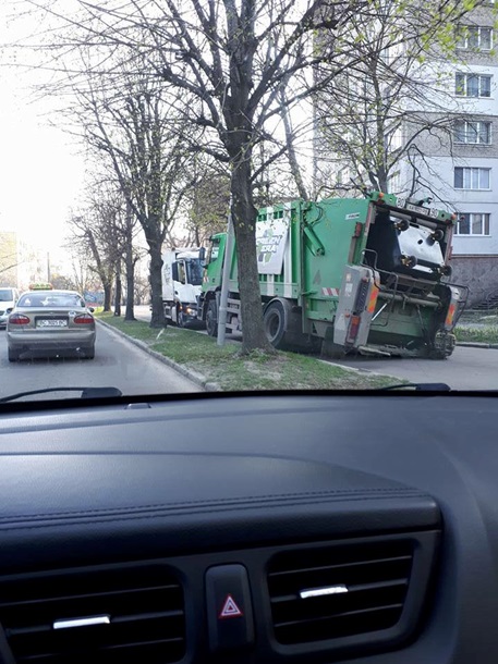 Во Львове мусоровоз врезался в дерево, перевернулся и провалился в канализационный люк 