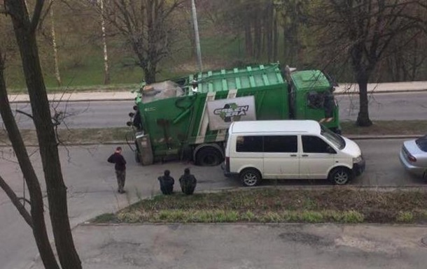 Во Львове мусоровоз врезался в дерево, перевернулся и провалился в канализационный люк 