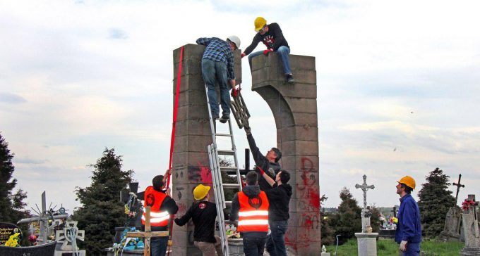 Поляки демонстративно разрушили памятник-надгробие боевикам УПА 