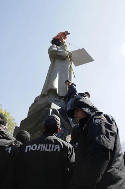 В Киеве на памятник Ватутину нацисты повесили табличку со словом «Палач» 