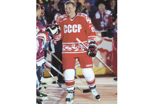 Владислав Третьяк снимает маску