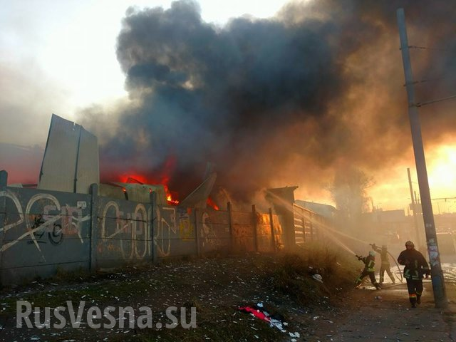 В Киеве на проспекте Бандеры горит рынок (+ФОТО, ВИДЕО)