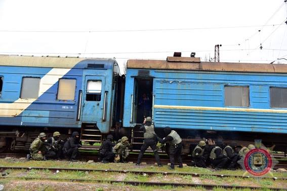 В Мариуполе украинская полиция на учениях тренировалась отбивать захваченный поезд 