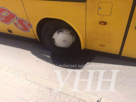 В Киеве возле Верховной Рады провалился под асфальт автобус с оркестром из Харькова 