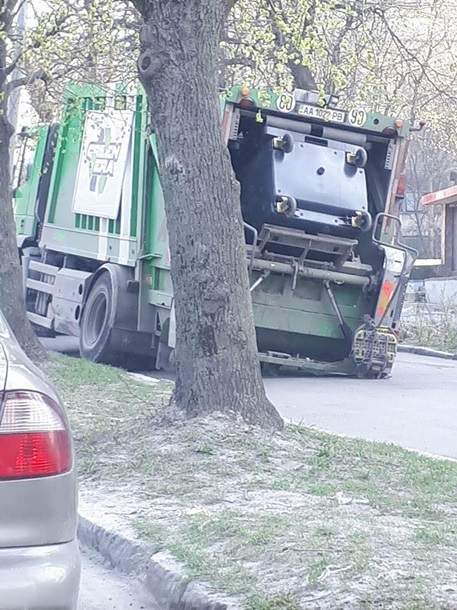 Во Львове мусоровоз врезался в дерево, перевернулся и провалился в канализационный люк 