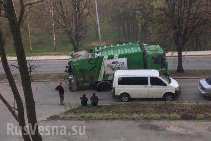 Во Львове грузовик с мусором «самозахоронился» прямо на дороге (ФОТО)