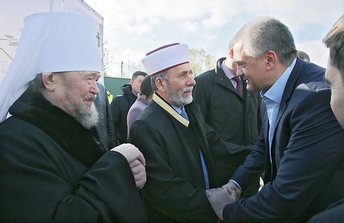 В Симферополе торжественно залили фундамент главной мечети Крыма 
