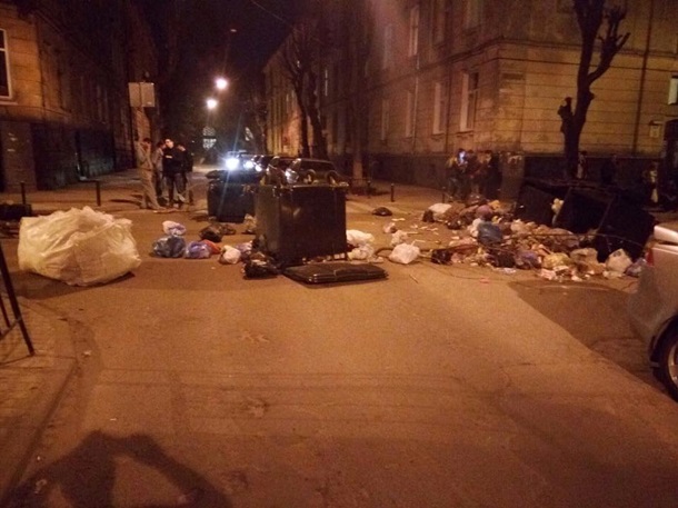 Львов в шоке: не успели очистить город от мусора, как агенты Путина снова разбросали его на улицах 