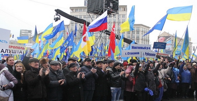 Экс-глава МВД Украины: Запад начал подготовку Майдана в России 