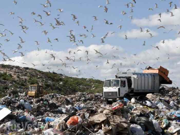В Крыму выгрузили мусор у домов ответственных за уборку чиновников