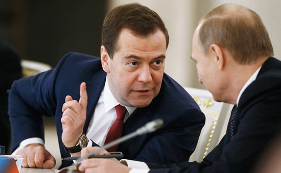 Медведев доложил Путину о росте несырьевых доходов бюджета до 64%