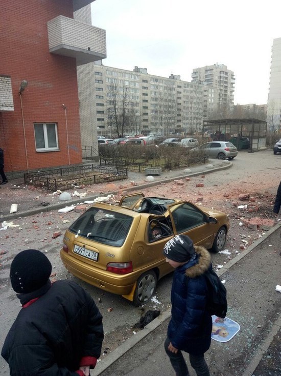 СМИ сообщили о взрыве в одном из жилых домов Петербурга