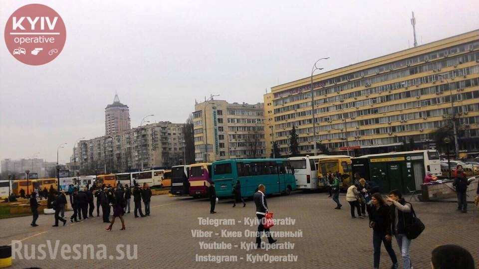 В Киеве водители маршруток заблокировали обладминистрацию (ФОТО)