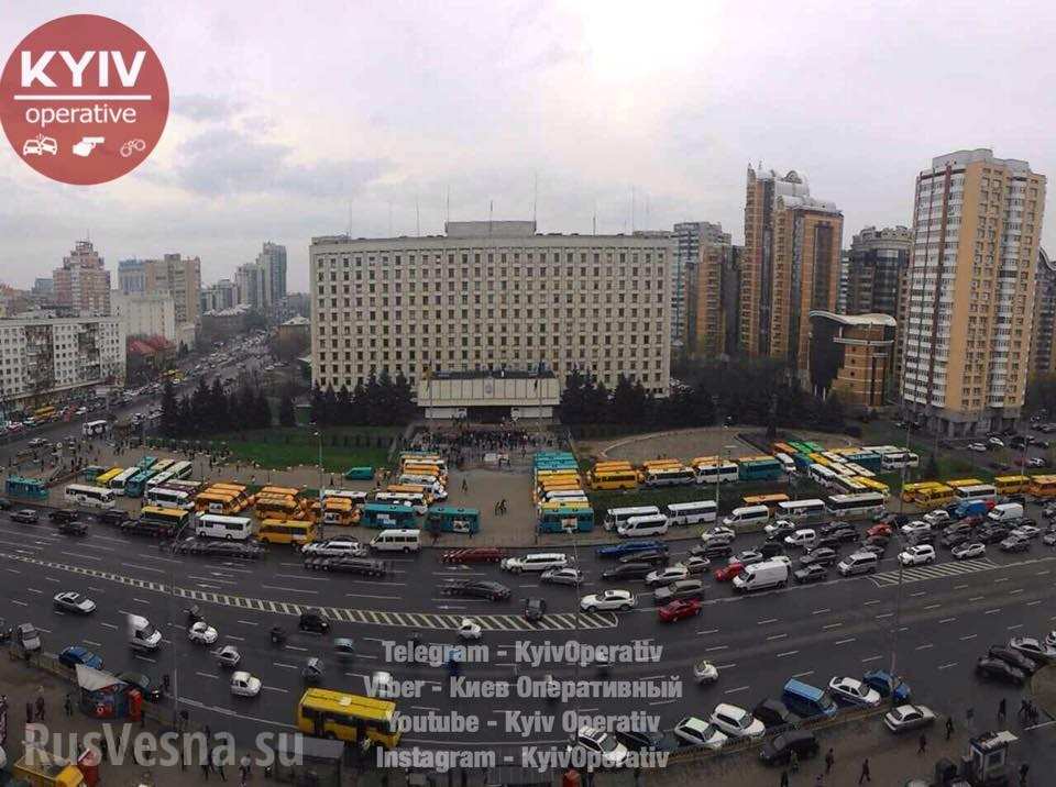 В Киеве водители маршруток заблокировали обладминистрацию (ФОТО)