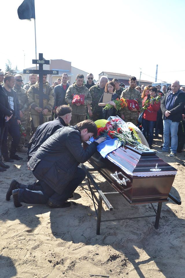 Боевика «Правого сектора» похоронили в Киеве под бандеровским флагом 