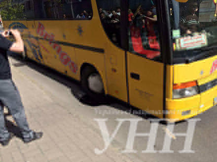В Киеве возле Верховной Рады провалился под асфальт автобус с оркестром из Харькова 