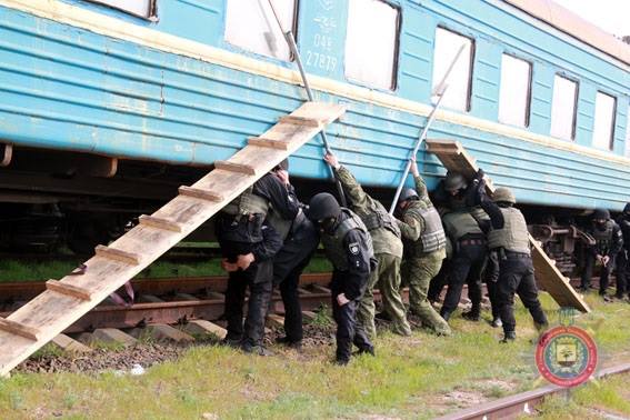 В Мариуполе украинская полиция на учениях тренировалась отбивать захваченный поезд 