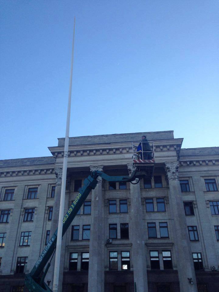 В Одессе майданщики вывесили украинский флаг на Куликовом поле 