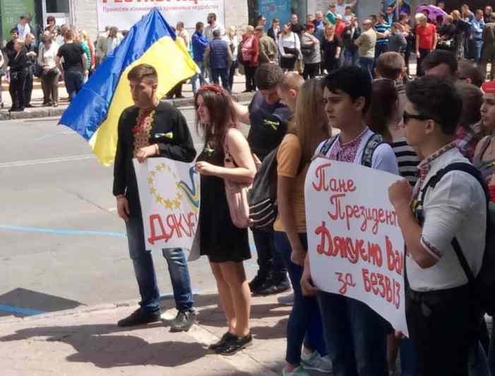 Одесситов согнали изображать любовь к Порошенко с лизоблюдскими плакатами 