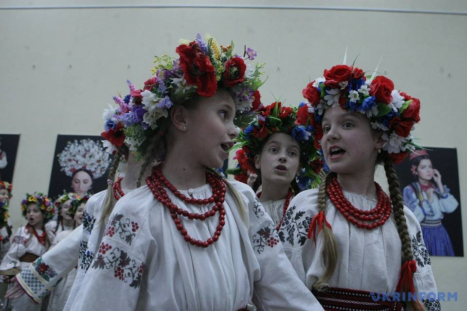 Иностранным журналистам в Киеве показали девушек в вышиванках и угостили пирожками под песни Джамалы 