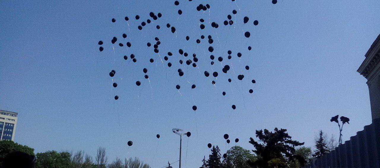 В небо Одессы взмыли черные шары — на Куликовом поле начался митинг-реквием 
