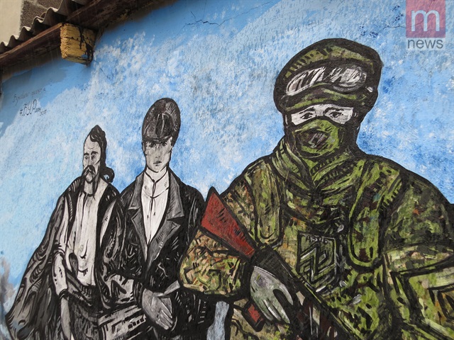 В Мариуполе восстановили закрашенное горожанами нацистское граффити от «Азова» В Мариуполе восстановили закрашенное горожанами нацистское граффити от «Азова»