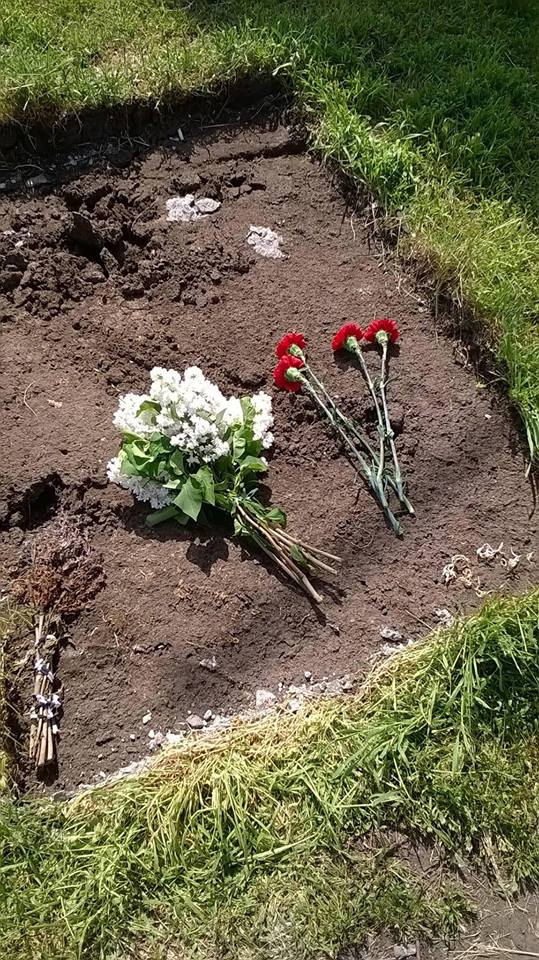 Одесситы несут цветы на место снесённого памятника Жукову 