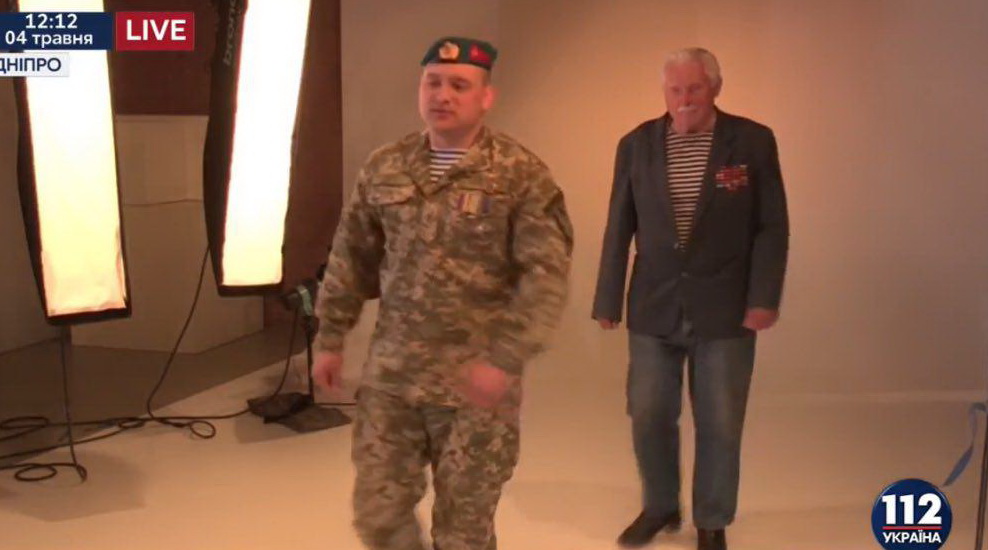 В Днепропетровске устроили совместную фотосессию боевиков АТО и ветеранов Великой Отечественной 