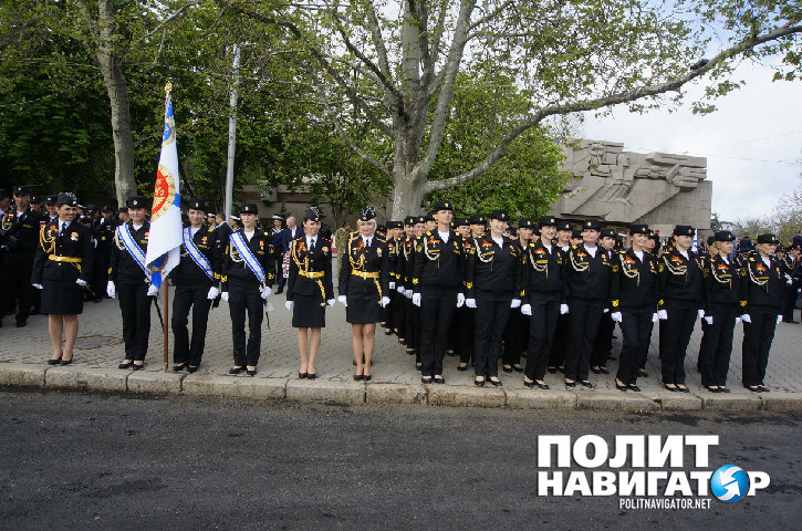 Парад в Севастополе: Рядом с портретами ветеранов Великой Отечественной появились фото героев Новороссии 
