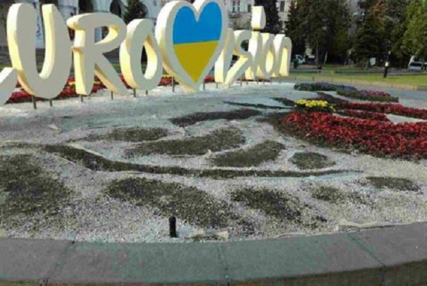 Культурные киевляне вытоптали и разрушили клумбу с символикой «Евровидения» на Майдане 