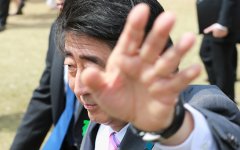 Абэ заявил о планах внести изменения в «мирную» статью Конституции Японии